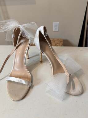 Zby white Jackson ankle strap heels with bow. size 10 801